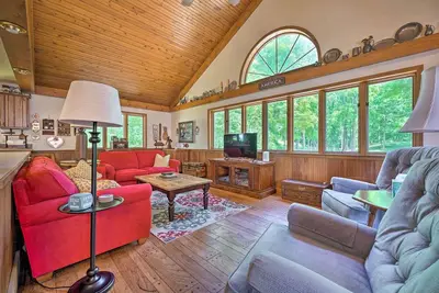 Image de Corey Lake Home, 7 Mi to Swiss Valley Ski Resort!