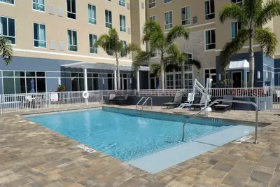 Image de Equipped Downtown Suite | Pool + Gym Access