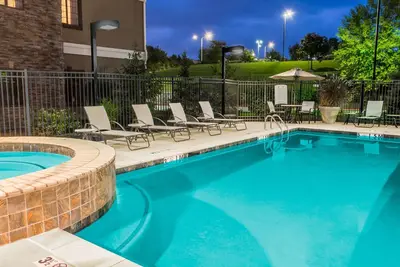Image de Free Breakfast. Outdoor Pool. Your Next Vacation!