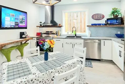 Image de Experience a Hidden Gem! Stylish 2 Bed 2 Bath - All-Inclusive Luxury ⚡️♣️