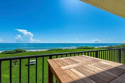 Image de Oceanfront condo steps from quiet no drive beach