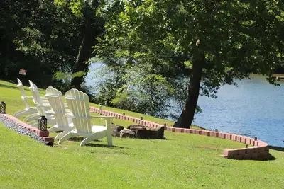 Image de Relaxing Waterfront cottage with boat launch and kayaks. Close to town.