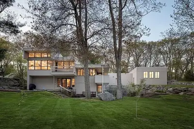 Image de Sunny, spacious West Coast style house w\/ movie room