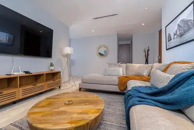 Image de Beautiful, modern and central Two bedroom Condo!