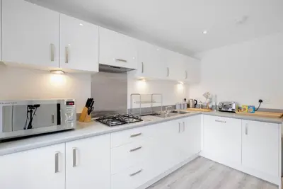 Modern 5 Bedroom 3 Bathroom Serviced House Aylesbury with parking