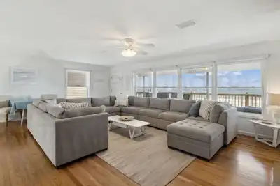 Image de New to Our Program! Enjoy Magnificent Sunrises from this Oceanfront Home!