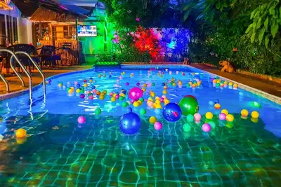 Exclusive Villa, 6 Bedrooms, Private Pool, Garden View, 10 Mins Lk Metro