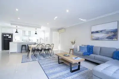 Image de 30 Modern & Quiet Retreat 3br -Walk to Dining & Shops!
