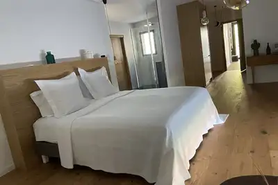 Image de villa contemporaine avec chambre suite et piscine terrain de boules