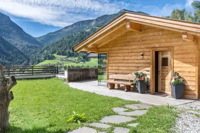 Image de Appartement \"La Plates Chalet\" avec vue sur les montagnes, terrasse privée et Wi-Fi.