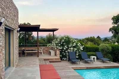Image de 160m2, calme, vue dégagée, 28°piscine, à 10 mn de Porto Vecchio