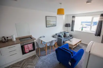Image de Walking Distance to Restaurants, Bars, Cafes, Metro Station, and Ferry Terminal