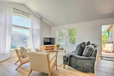 Image de Close to Parks & Brews: Sunny Grants Pass Apt!
