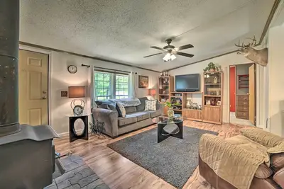 Image de Cozy Hale Home Between Long & Loon Lakes!