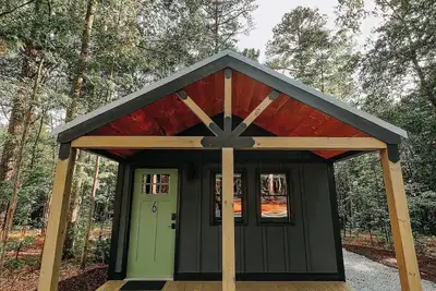 Image de The tranquility of the woods surrounds Hartwell Cabins and RVs