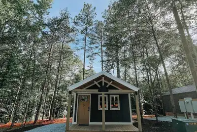 Image de Hartwell Cabins and RVs is located in the serenity of the woodlands! This newly built 450 sq