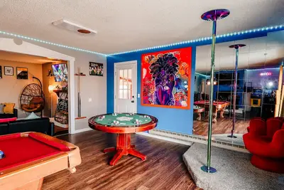 Image de 420Friendly 8br HotTub Ps5 Arcade Theater Pool Sauna DancePole