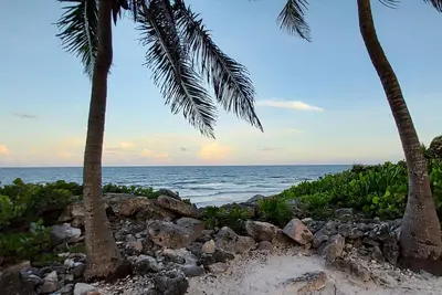Image de Stylish Jungle Condo, Walking Distance to Beach