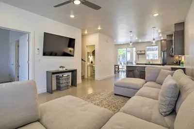 Image de Sunny Resort Townhome + Balcony & Pool Access