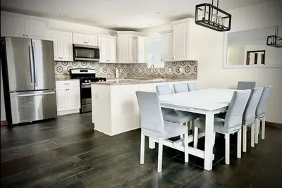 Image de 6 Bedroom Home -Huge back yard-30 minutes to Nd!