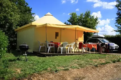 Image de Bungalow toilé meublé Standard 25 m² (2 chambres) avec sanitaires 6 personnes
