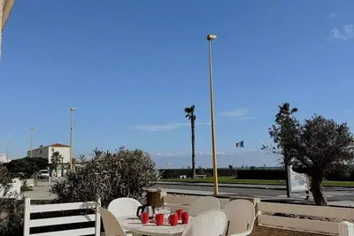 Image de Appartement en rez de chaussé face à la mer et climatisé 7blion37