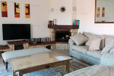 Image de 8col12 - Spacieuse avec piscine