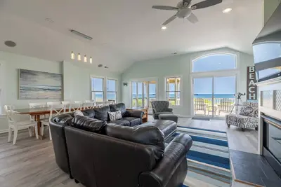 Image de K1227 Savannah. Oceanfront, Pool, Hot Tub, Rec Room/Pool Table!