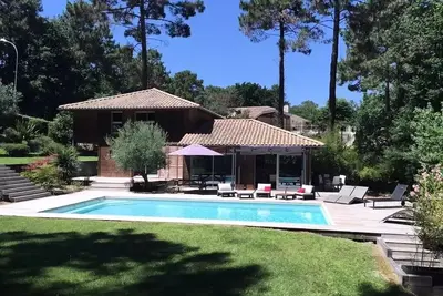 Image de 250 Aquitaine - Spacieuse villa en bois au golf avec piscine chauffée