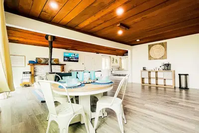 Image de Indoor heated pool ocean views. Fishing short walk away. Pet Friendly!
