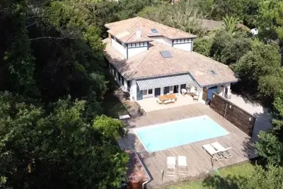 Image de Villa des Acacias avec beau jardin et piscine chauffée entre lac et océan. Wifi gratuit