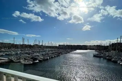 Image de Studio avec vue sur le Port de Gruissan 4che24