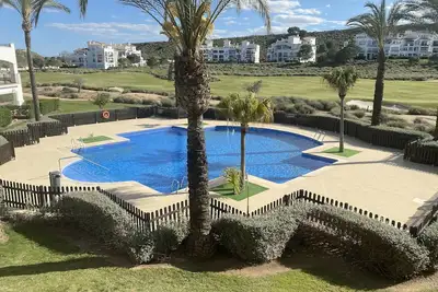 Image de Ontspannen op een Golfresort in een Licht en Luchtig Appartement