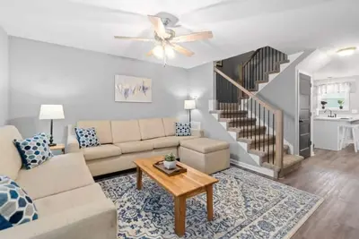 Image de 1-Mile to Downtown Clarksville! 2 Comfy Homes!