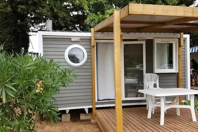Image de Mobilheim Komfort 20m2 (1ch-2pers) + Tv + Clim + Terrasse überdacht 2 Personen