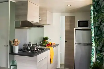 Image de Mobil-home Premium 33m² (2 ch) + Terrasse couverte + climatisation + Lv + Tv + linge de maison 4 personnes