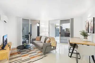 Image de Comfy 2-Bed with Pool and Secure Parking