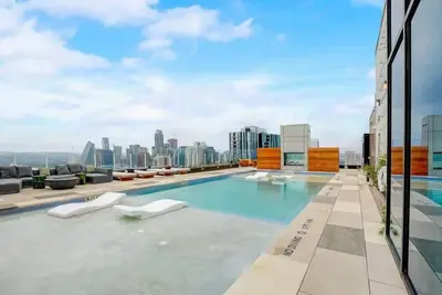 Image de Austin Texas |Heated Rooftop Pool| by  Barclé