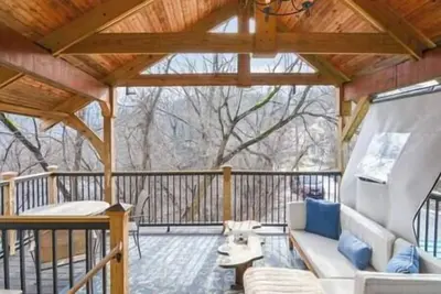 Image de Large hilltop villa with hot tub!