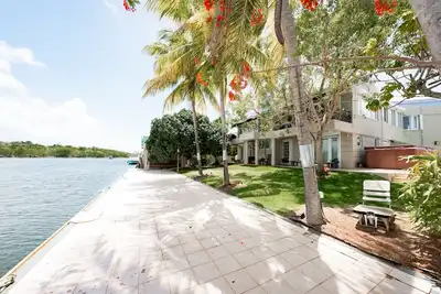 Image de Luxury Waterfront Villa w\/ Pool, Spa, Sauna, & Dock—10Min from San Juan&Airport\n