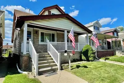 Image de Cheerful & spacious 2-bedroom home near downtown.