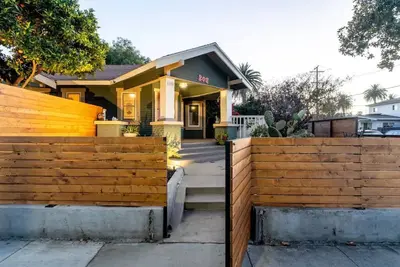 Image de Cozy Bungalow w/ Hot Tub, Game room - Lb Gem ✨