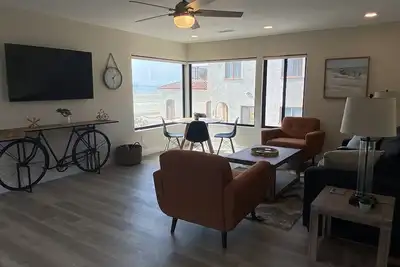 Image de Fabulous private stand alone unit with amazing ocean views and private deck.