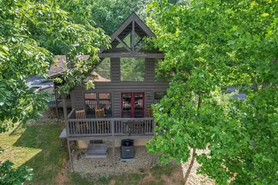 Image de ⛰ 6 Min to Dollywood / Hot Tub / Arcade / Sleeps 7 / Cozy Mountain Cabin