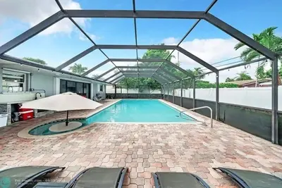 Image de 3/2 home, Saltwater Heated Pool/5-min to bch/Pet