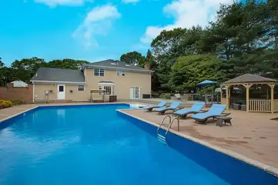 Image de Peaceful Beach Retreat - Heated Pool, Big Backyard, Mini-Bar & Game Room