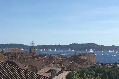 Image de Exceptionnel dernier étage 300m mer, centre ville et au calme! Garage fermé.