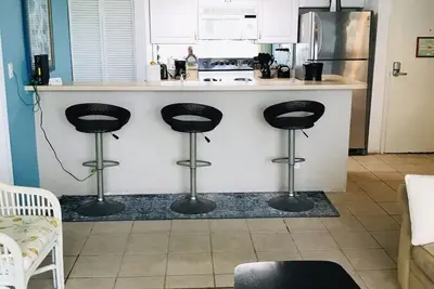 Image de Two-bedroom, two-bath condo close to the Ocean. Full kitchen, living r & balcony