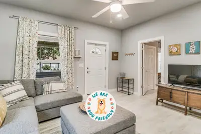 Image de Magnolia Cottage - Pet Friendly |  Fire Pit | King Bed