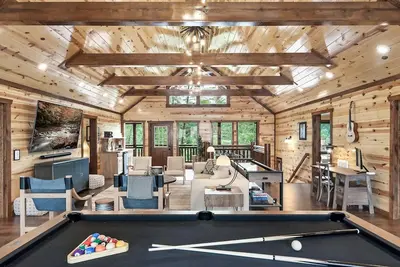 Image de Giant Luxury 10br Cabin Huge Outdoor Area, Pool